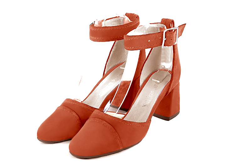 Chaussures habillées, élégantes et raffinées, ouvertes sur les côtés, avec une bride autour de la cheville, coloris orange corail. Bout rond. Mi-haut à haut. Talon évasé. Cérémonie, soirée, cocktail, évènementiel. Personnalisation : Choix des cuirs, 
                des couleurs et des talons. Petites et grandes pointures. - Florence KOOIJMAN